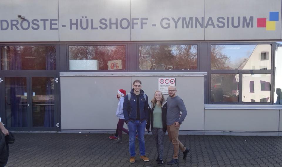 In der zweiten Dezemberwoche waren wir in drei verschiedenen Schulklassen. Am Mittwoch war Lisa mit Hayan und Haitham am Muntzinger Gymnasium. Julia, Nour, Hayan, Rayan, Basma und Philipp waren gestern in verschiedenen Schulklassen. Für Basma und Philipp war es der erste Schulbesuch. Herzlich Willkommen im Team, Basma und Philipp, schön dass ihr dabei seid!